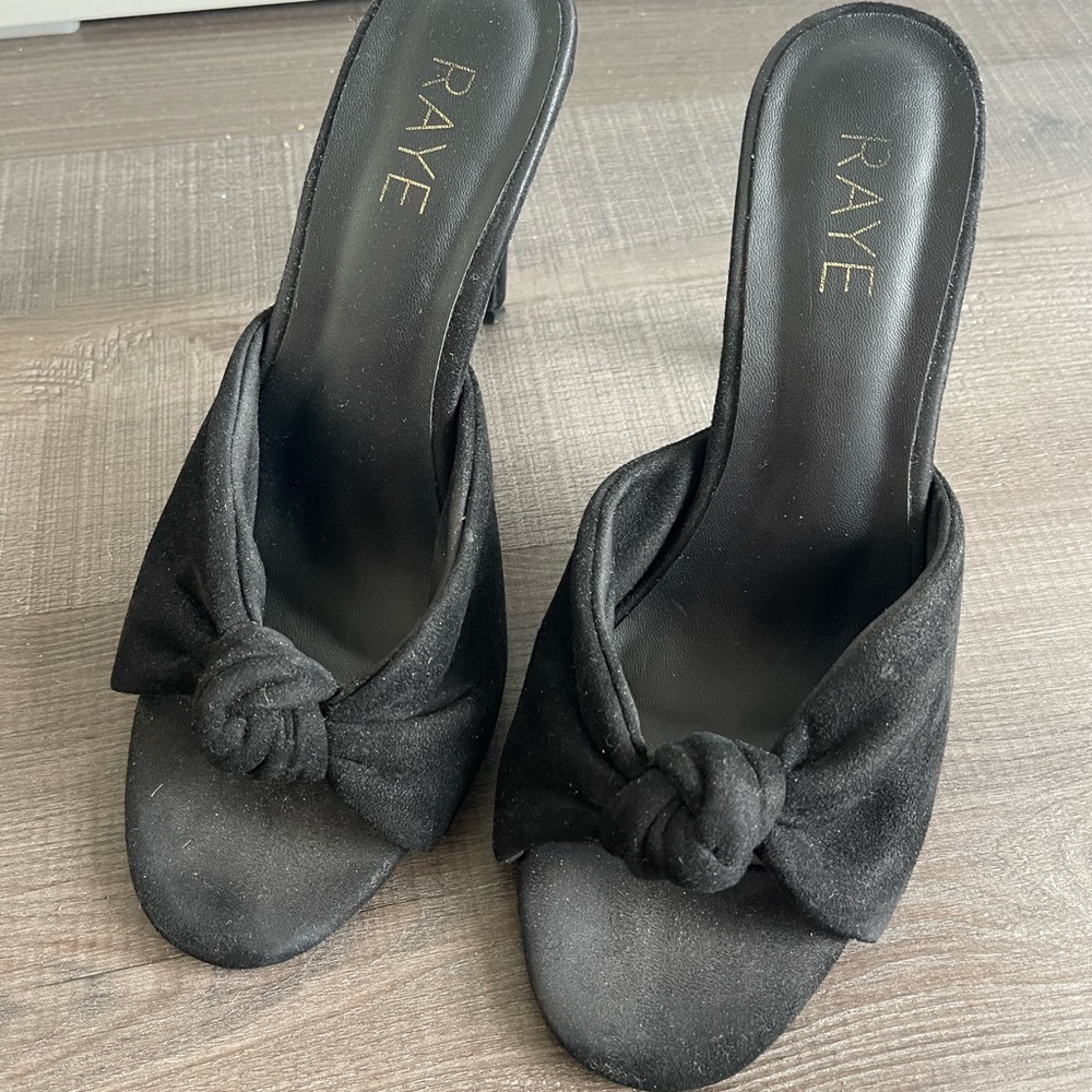 Black knot heels